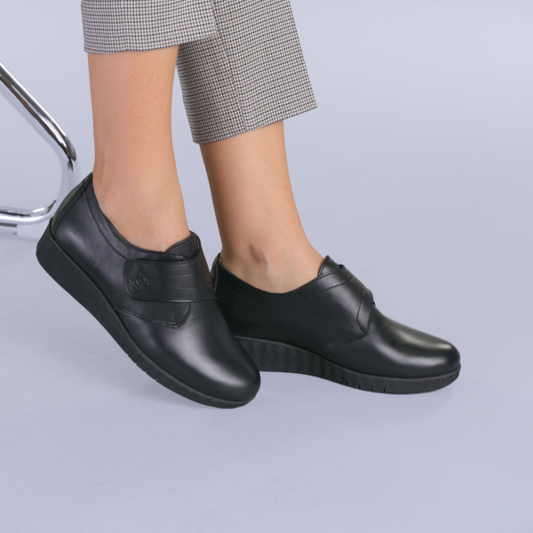 Δερμάτινα παπούτσια  Latina μαύρα, 2 - Kalapod.gr